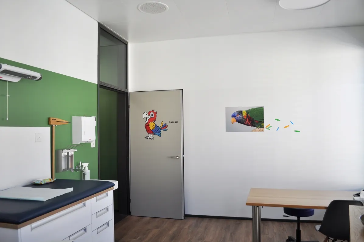 Vorsorgezimmer Papagei — kinder- und jugendärzte am werk, Rheinfelden