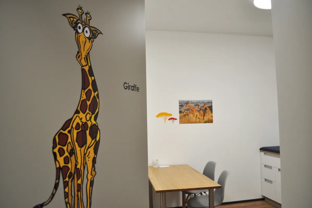 Gipszimmer Giraffe — kinder- und jugendärzte am werk, Rheinfelden