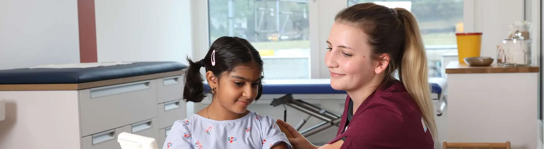 Mutter, Kind und Kinderarzt am Bildschirm in der Praxis am werk in Rheinfelden