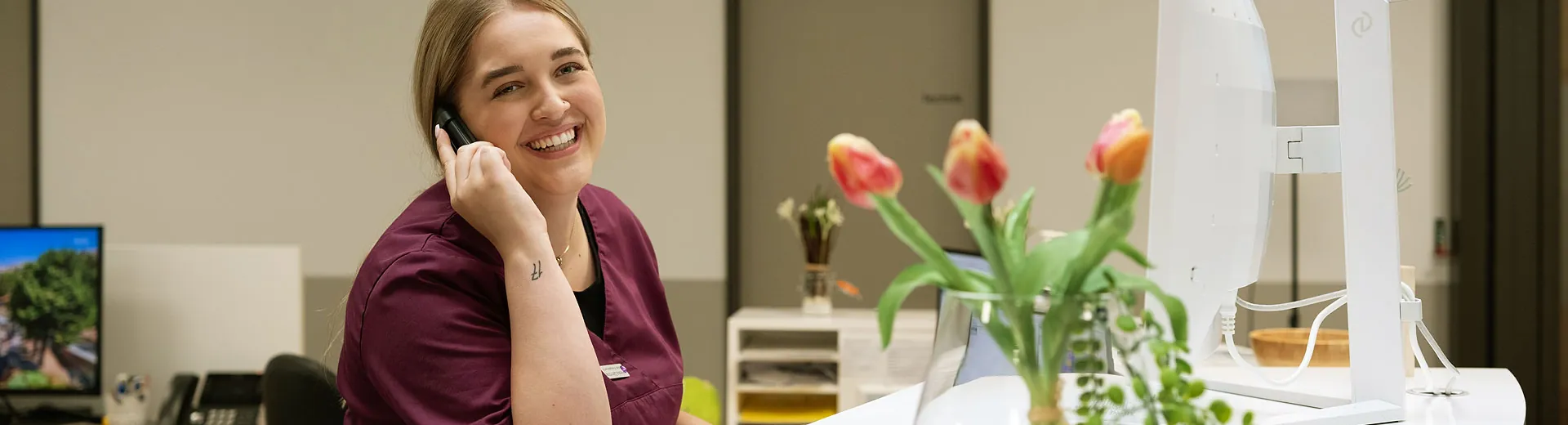 Medizinische Praxisassistentin am Telefon in der Praxis am werk in Rheinfelden