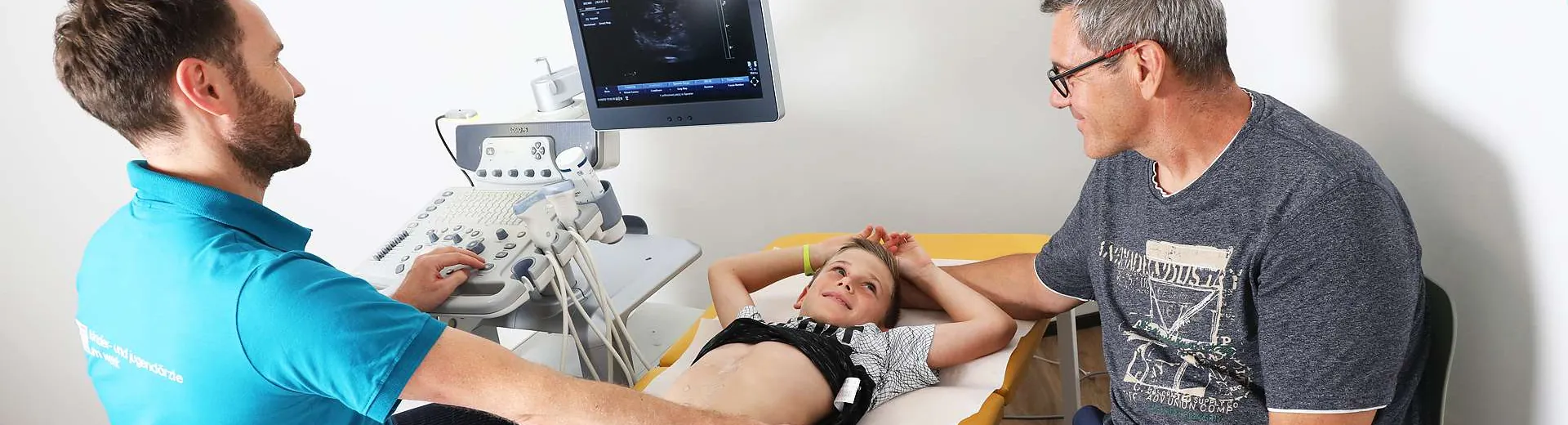 Ultraschalluntersuchung bei einem Kind in der Kinderarztpraxis am werk in Rheinfelden