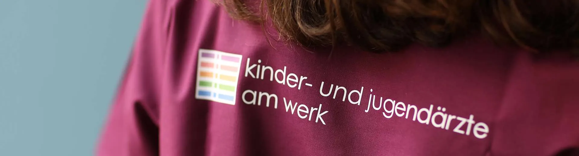 Poloshirt mit dem Logo der kinder- und jugendärzte am werk