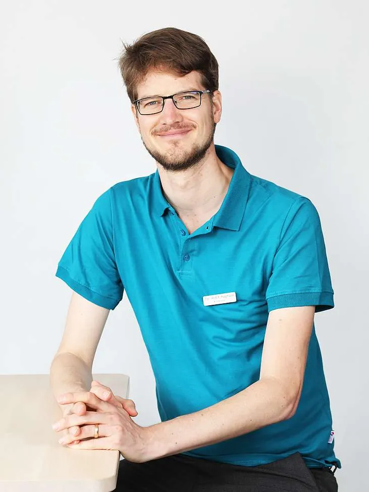 Dr.med. Raphael Hagmann, Assistenzarzt der Inneren Medizin und Chirurgie, Spital Dornach bei den kinder- und jugendärzten am werk in Rheinfelden
